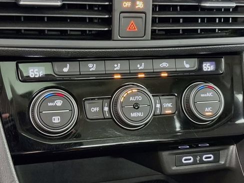 Certified 2022 Volkswagen Jetta SE w/ Panoramic Sunroof Package FWD image 18