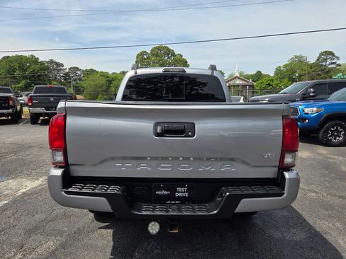 Used 2018 Toyota Tacoma TRD Sport AWD/4WD image 10