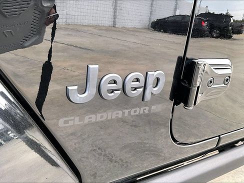 Used 2025 Jeep Gladiator Sport AWD/4WD image 24