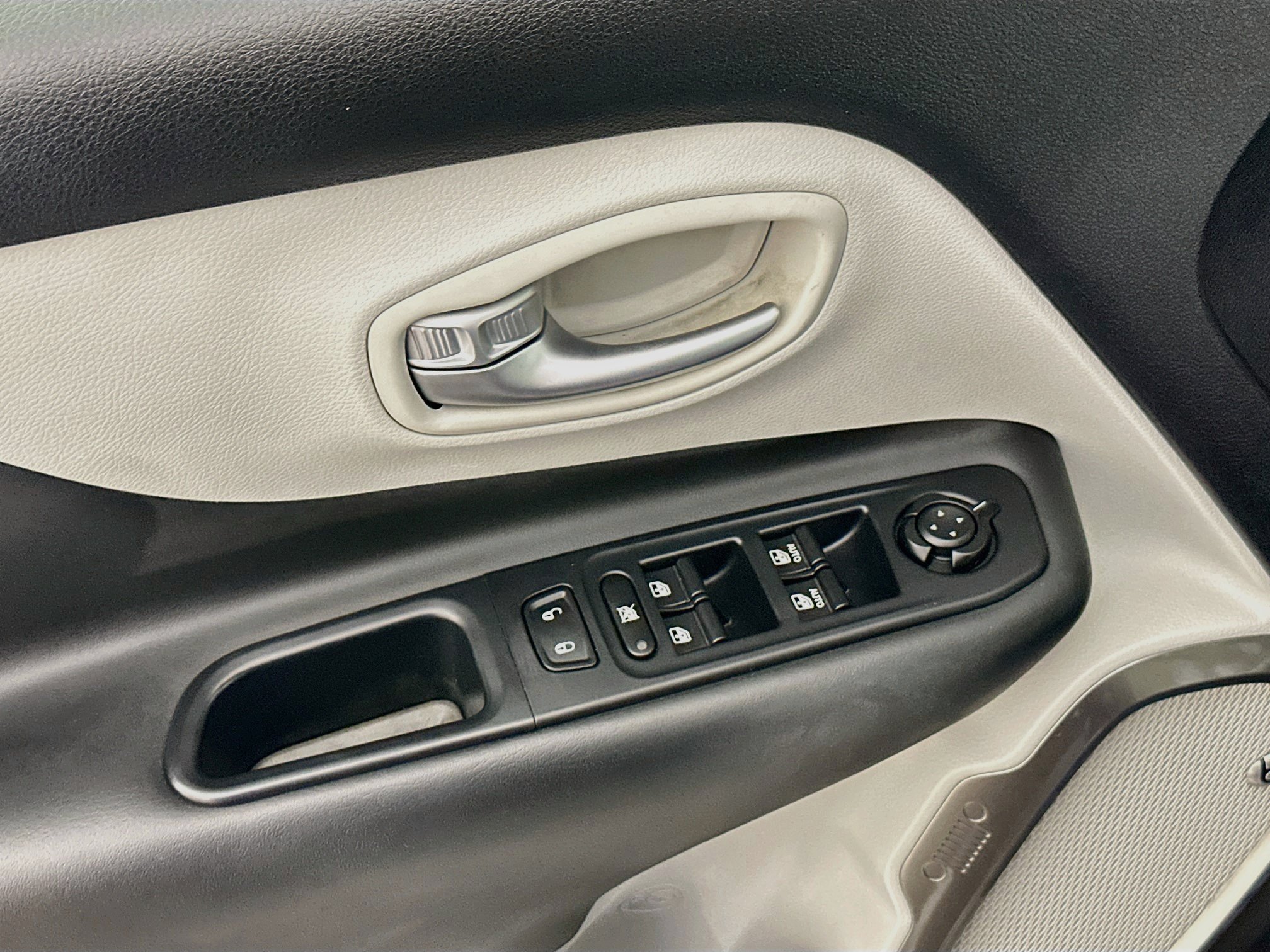 Used 2019 Jeep Renegade Limited w/ LED Lighting Group AWD/4WD image 15
