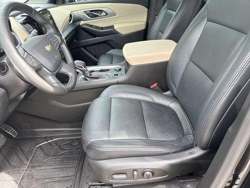 Used 2023 Chevrolet Traverse LT FWD image 9