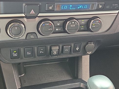 Used 2020 Toyota Tacoma TRD Off-Road w/ TRD Premium Off Road Package AWD/4WD image 19