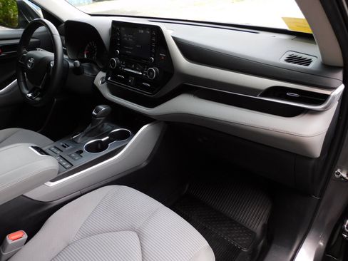 Used 2021 Toyota Highlander LE AWD/4WD image 22