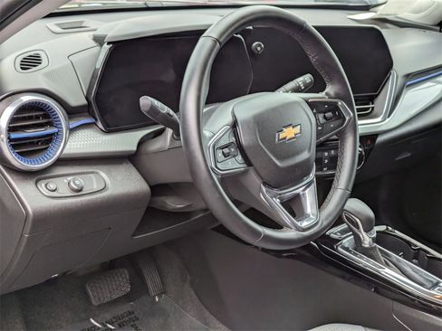 Used 2025 Chevrolet Trax LT w/ LT Convenience Package image 14