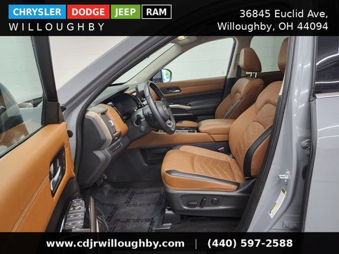 Used 2025 Nissan Pathfinder Platinum AWD/4WD image 14