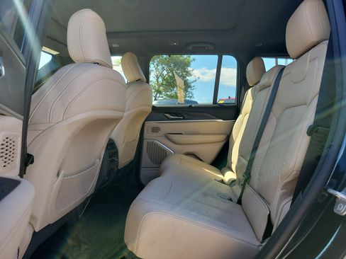 Used 2024 Jeep Grand Cherokee Limited w/ Luxury Tech Group II image 9