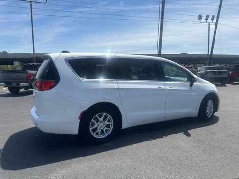 Used 2022 Chrysler Voyager LX FWD image 6