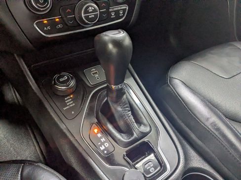 Used 2019 Jeep Cherokee Limited AWD/4WD image 20