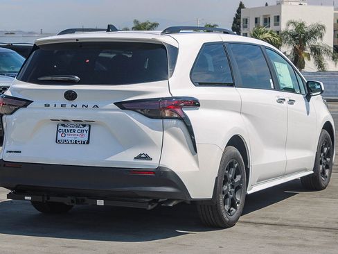 New 2026 Toyota Sienna XLE Woodland Edition AWD/4WD image 9