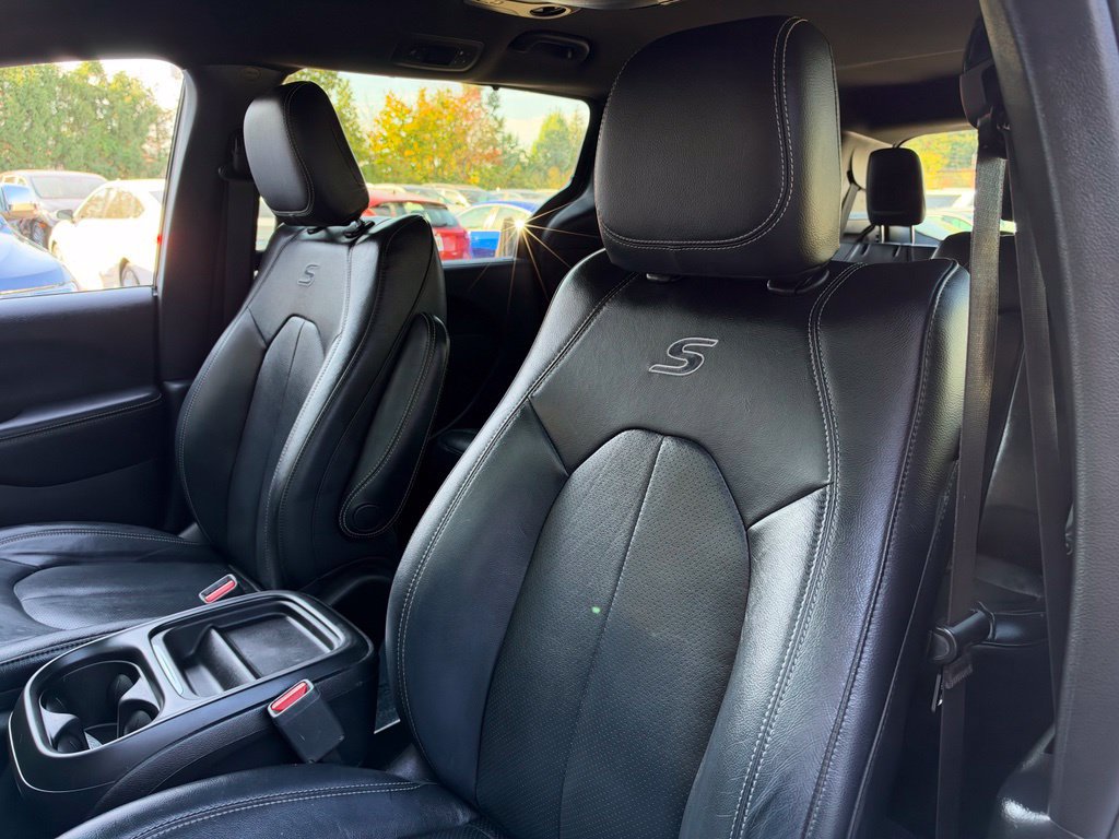 Used 2019 Chrysler Pacifica Touring-L w/ S Appearance Package FWD image 9