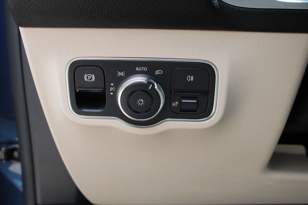 Used 2023 Mercedes-Benz EQB 300 4MATIC image 29