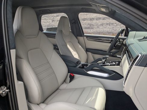 Certified 2023 Porsche Cayenne Turbo AWD/4WD image 26