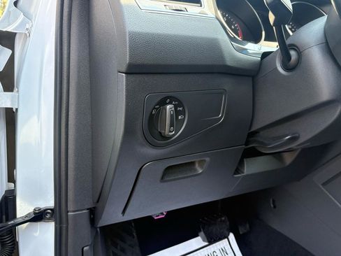 Used 2018 Volkswagen Tiguan SEL AWD/4WD image 16