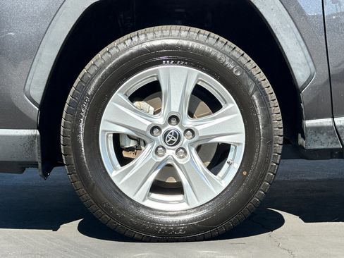 Used 2021 Toyota RAV4 LE AWD/4WD image 25