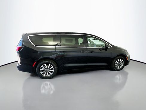 Used 2022 Chrysler Pacifica Touring-L FWD image 8