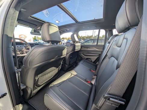 New 2025 Jeep Grand Cherokee Limited w/ Black Appearance Package image 15