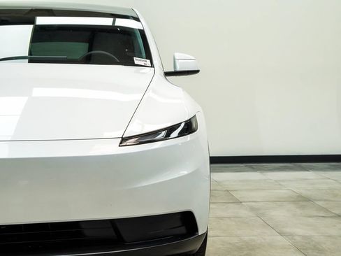 Used 2026 Tesla Model Y 2WD image 4