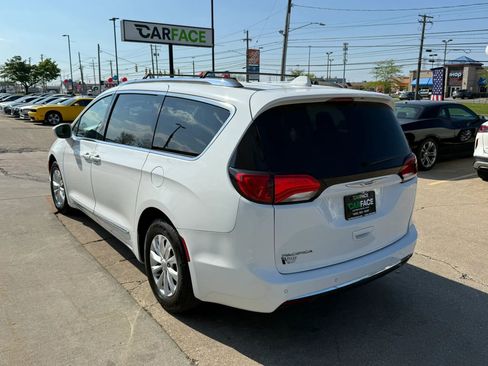 Used 2019 Chrysler Pacifica Touring-L FWD image 8