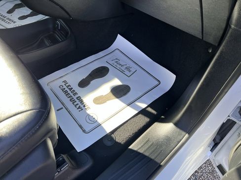 Used 2025 Chrysler Pacifica Select image 12