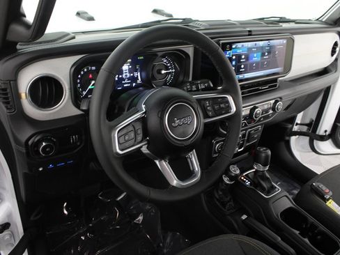 Used 2025 Jeep Wrangler Unlimited Sahara AWD/4WD image 8
