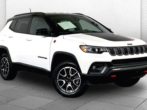 Used 2025 Jeep Compass Trailhawk AWD/4WD image 1