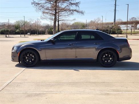 Used 2021 Chrysler 300 Touring w/ Sport Appearance Package image 4