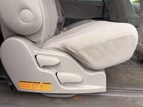 Used 2011 Toyota Sienna LE FWD image 23