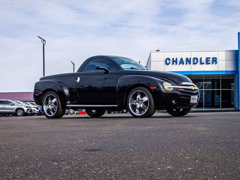 Used 2004 Chevrolet SSR w/ Preferred Equipment Group RWD image 9