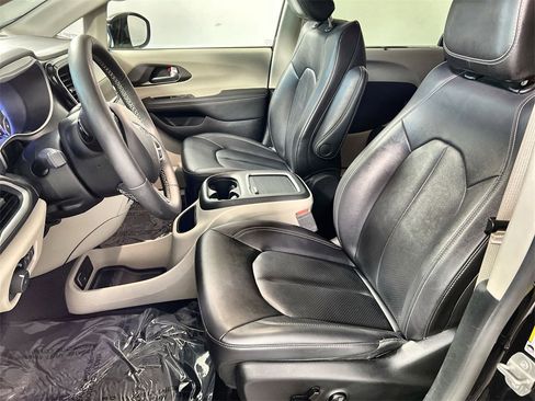 Used 2024 Chrysler Pacifica Touring-L image 13