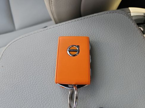 Used 2022 Volvo XC90 T6 Momentum w/ Climate Package image 36