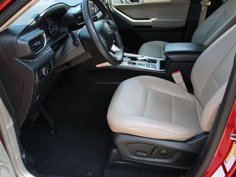 Used 2024 Ford Explorer Limited image 11