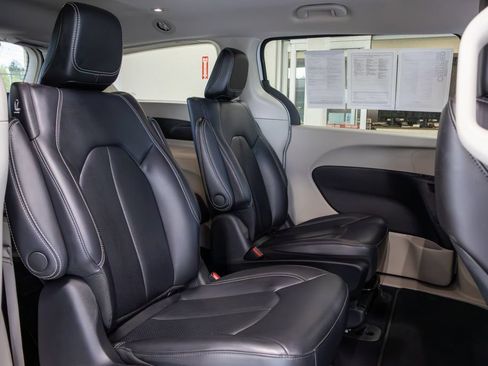 Used 2023 Chrysler Pacifica Touring-L FWD image 13