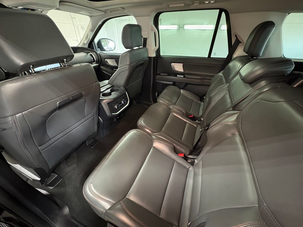 Used 2025 Ford Expedition Active AWD/4WD image 29