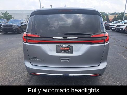 Used 2021 Chrysler Pacifica Touring-L FWD image 5