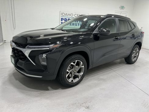 Used 2025 Chevrolet Trax LT w/ LT Convenience Package FWD image 4