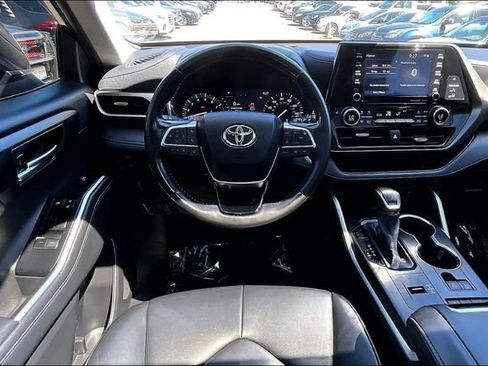 Used 2021 Toyota Highlander XLE FWD image 4
