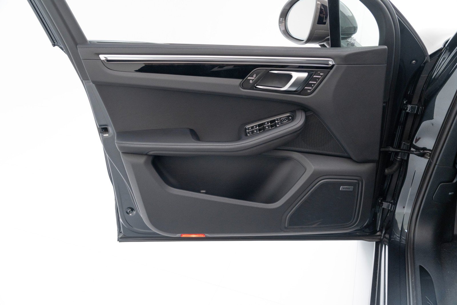 Certified 2025 Porsche Macan Turbo AWD/4WD image 21