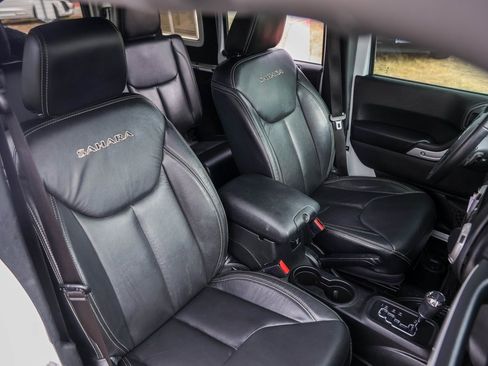 Used 2016 Jeep Wrangler Unlimited Sahara w/ Connectivity Group image 27