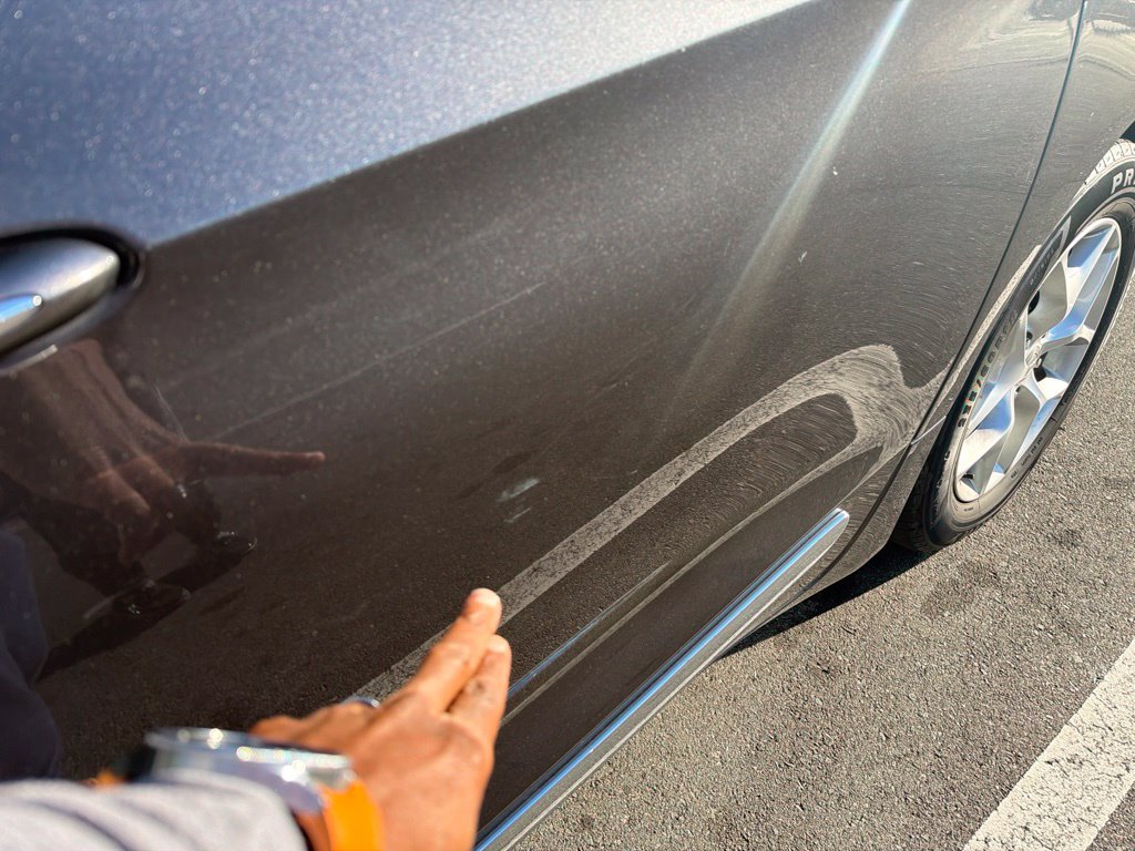 Used 2017 Chrysler Pacifica Touring-L w/ Tire & Wheel Group FWD image 12