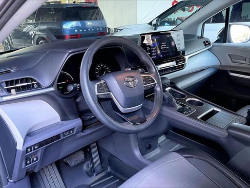 Used 2021 Toyota Sienna LE image 4