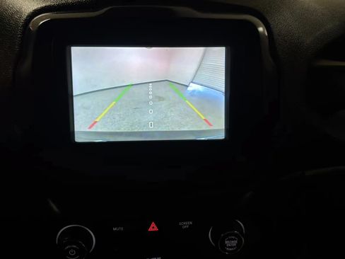 Used 2018 Jeep Renegade Latitude w/ Popular Equipment Group FWD image 13
