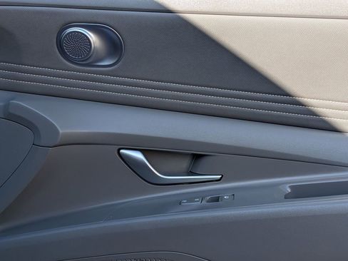 Used 2025 Hyundai Elantra SEL image 33