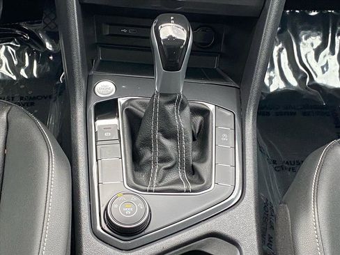 Certified 2023 Volkswagen Tiguan SE w/ Panoramic Sunroof Package image 11