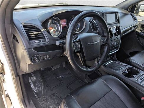 Used 2015 Chrysler Town & Country S w/ Driver Convenience Group FWD image 10