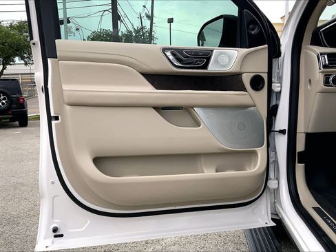 Used 2019 Lincoln Navigator Reserve AWD/4WD image 22