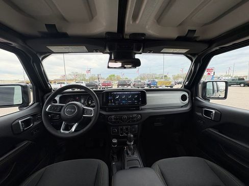 Used 2025 Jeep Wrangler Unlimited Sahara AWD/4WD image 19