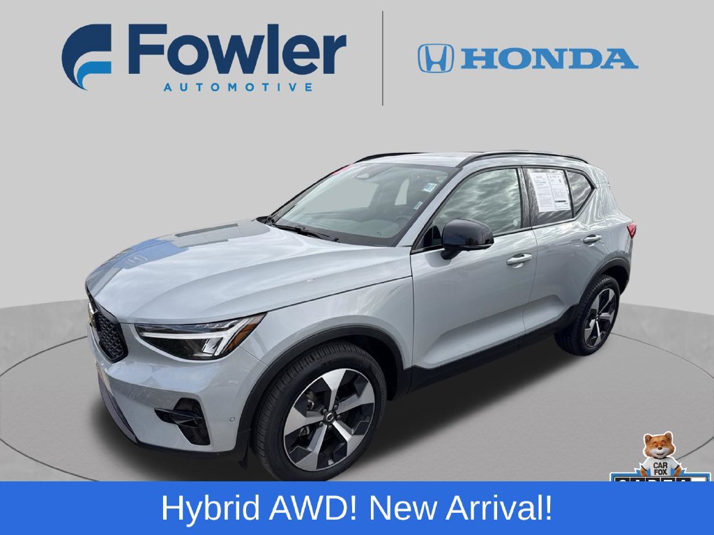 Used 2025 Volvo XC40 B5 Plus AWD/4WD image 1