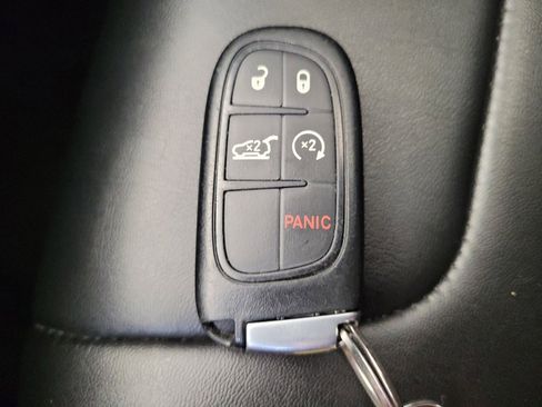 Used 2019 Jeep Cherokee Latitude Plus w/ Comfort/Convenience Group AWD/4WD image 32
