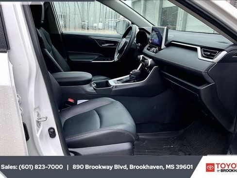 Used 2023 Toyota RAV4 XLE Premium image 6