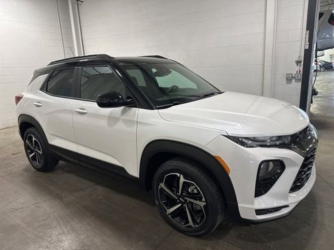 Used 2022 Chevrolet TrailBlazer RS w/ Sun and Liftgate Package image 3